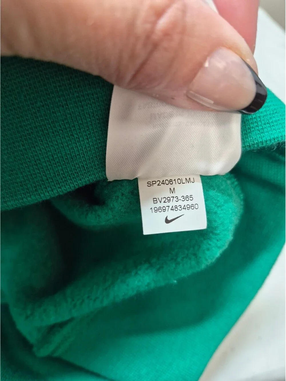 Men's Nike Green Pullover Hoodie with White Logo, Size Medium B485